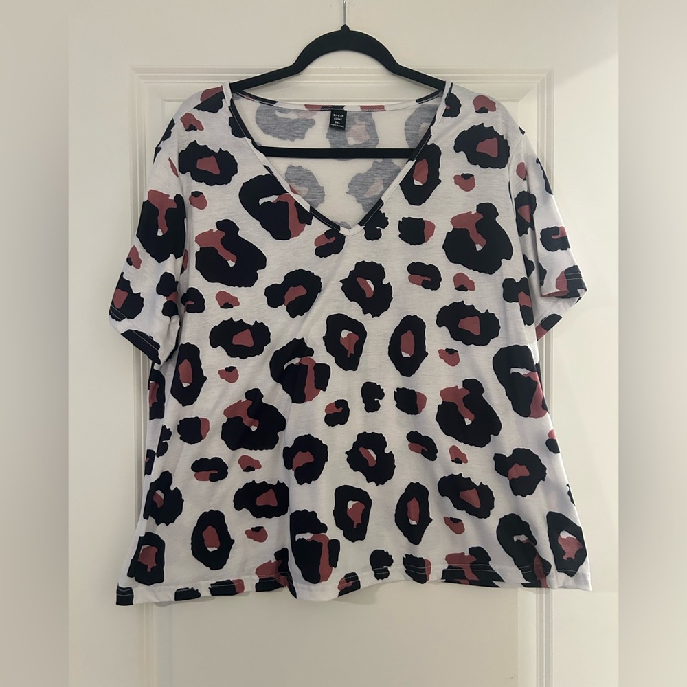SHEIN Black and Pink Leopard Print V-Neck Tee